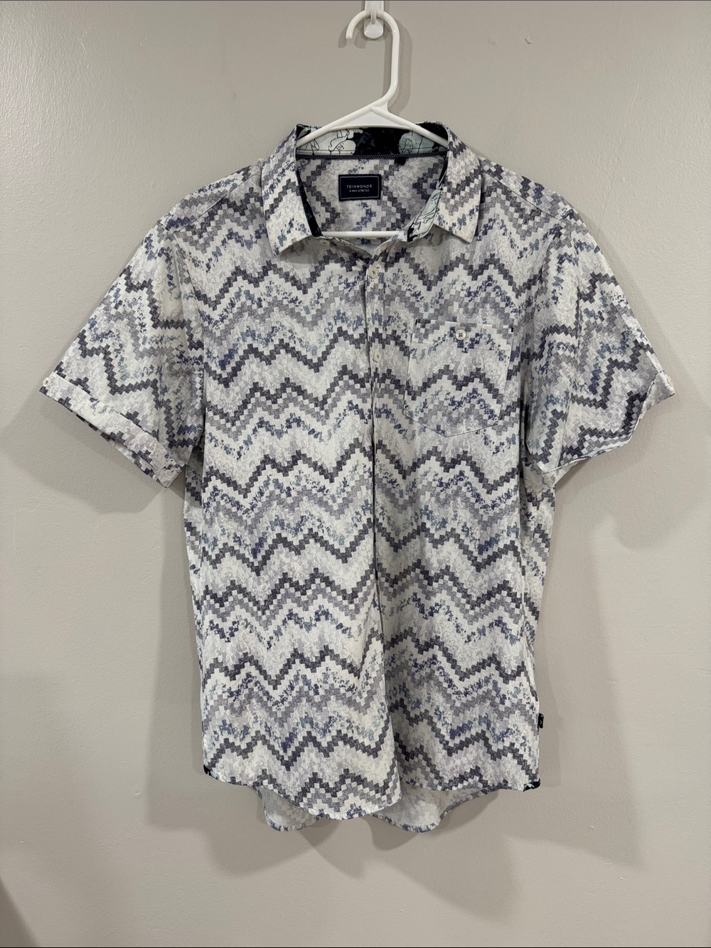 7 Diamonds men’s Short-Sleeve Zigzag Button-Down polo Shirt White & Gray